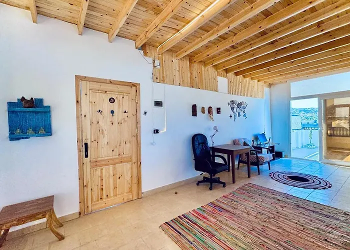 Bright Panoramic Rooftop At World Apartment *